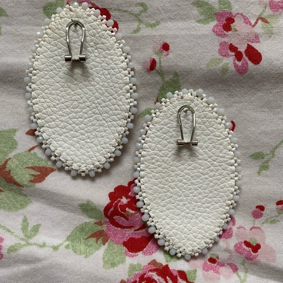 Gorgeous Indigenous made beaded auntie earrings 💛 ❤️ 🖤 - Picture 6 of 6